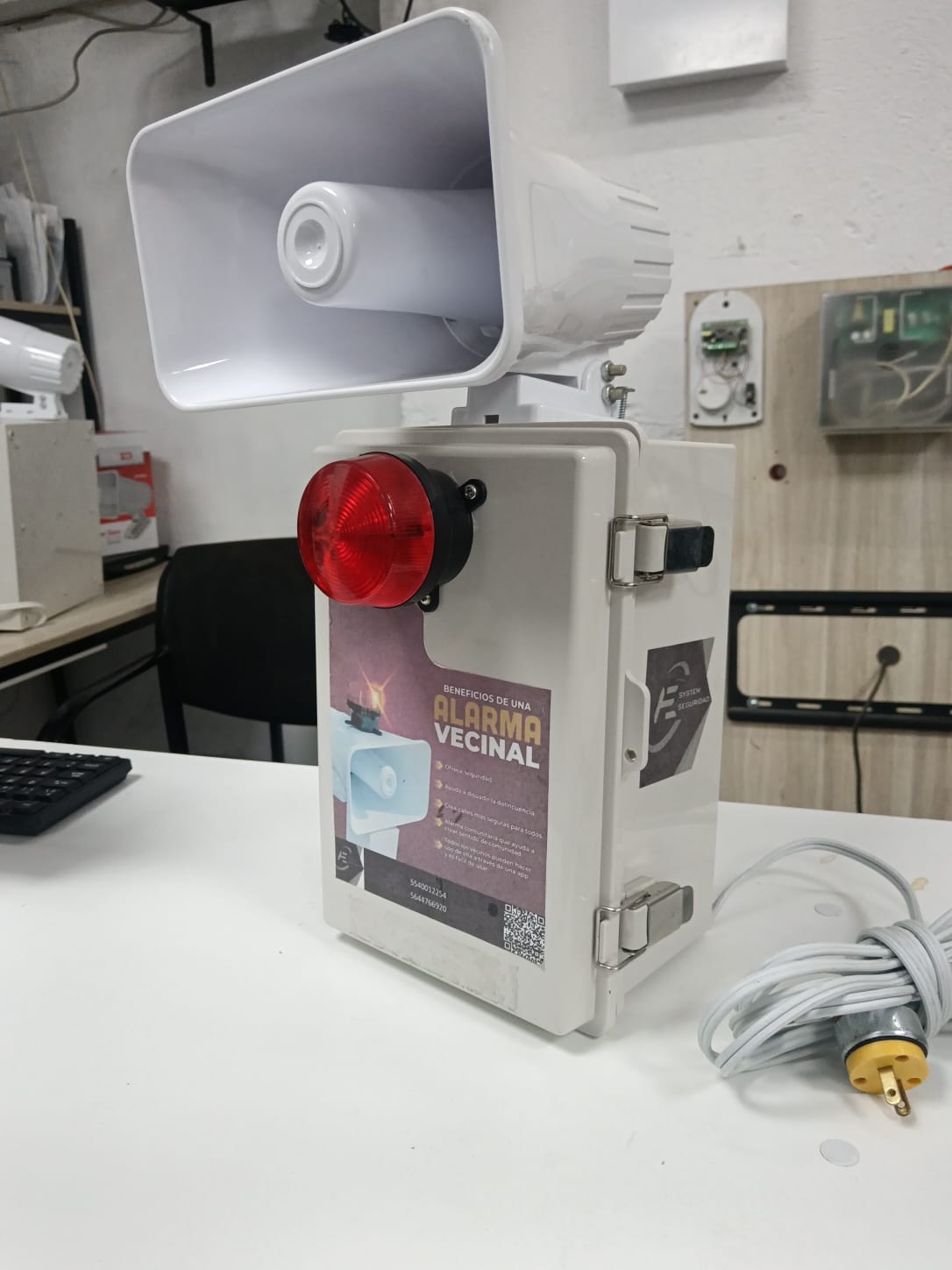 Infraestructura tecnológica de un edificio inteligente mostrando servidores con luces azules