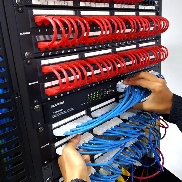 Infraestructura tecnológica de un edificio inteligente mostrando servidores con luces azules