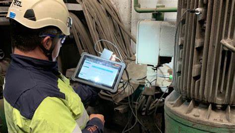 Infraestructura tecnológica de un edificio inteligente mostrando servidores con luces azules