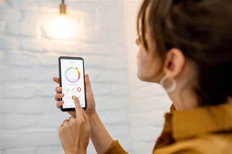 Infraestructura tecnológica de un edificio inteligente mostrando servidores con luces azules